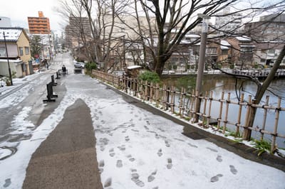 金澤城大手堀旁的雪地足跡