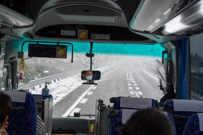 雨雪紛飛的公路巴士車窗視角