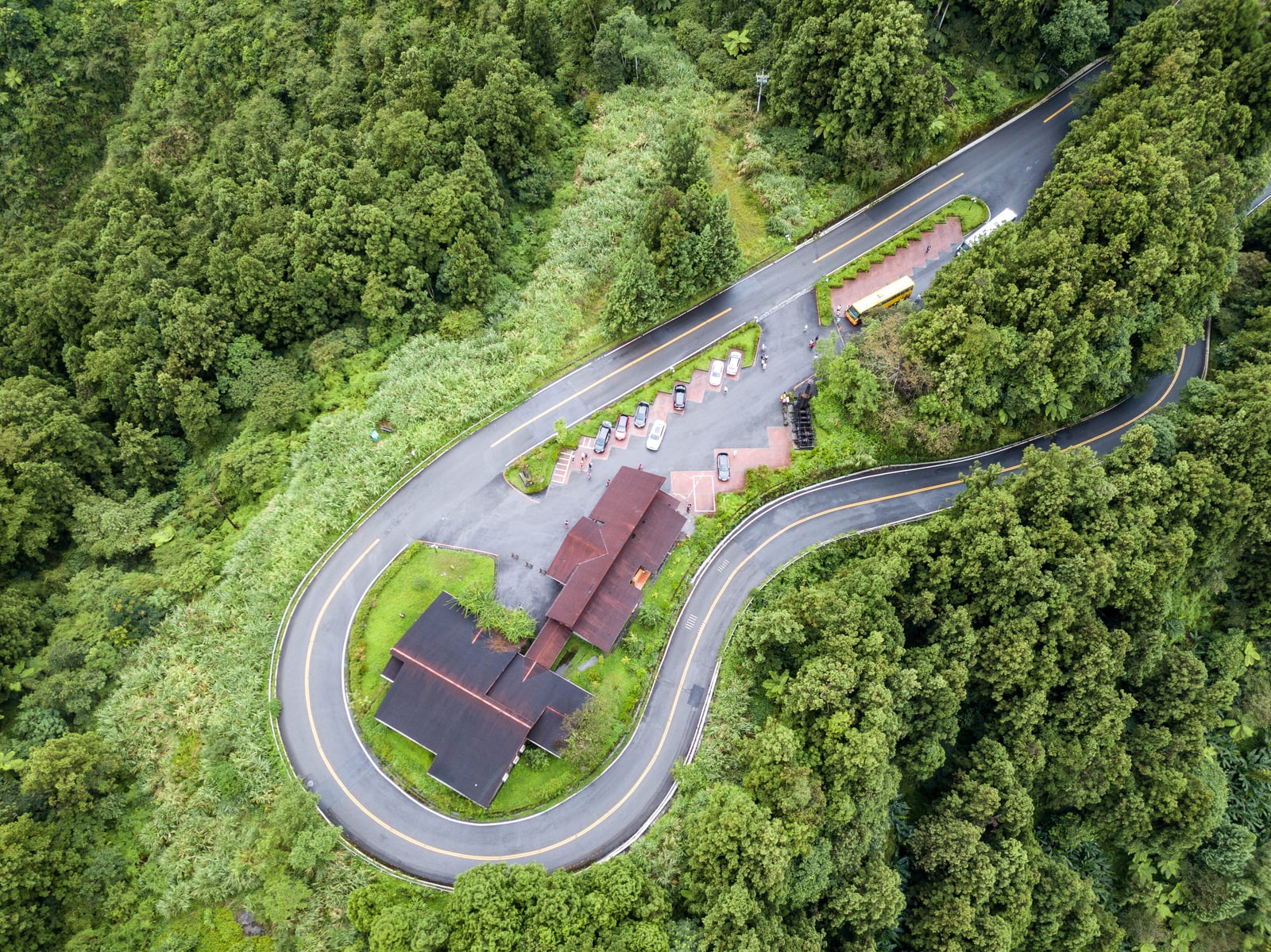俯瞰中間服務站的蜿蜒山路｜2020/08 宜蘭四日