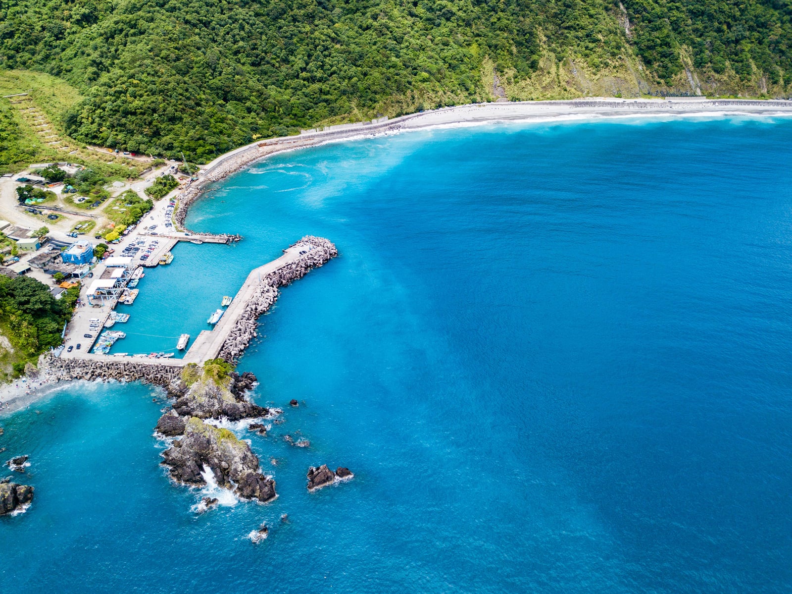 山型岩海岸的湛藍海灣空拍｜2020/08 宜蘭四日