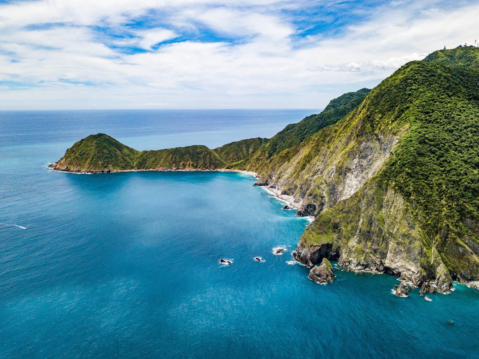 蘇澳鎮海岸線的碧海藍天與險峻山壁｜2020/08 宜蘭四日