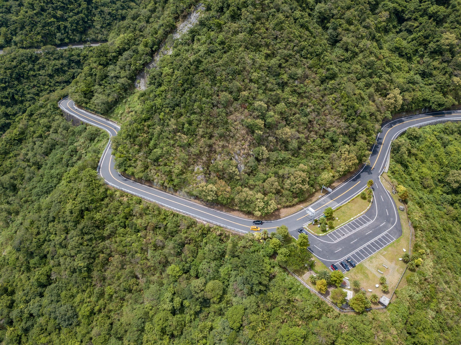 望那之丘俯瞰蜿蜒山路與停車場｜2020/08 宜蘭四日