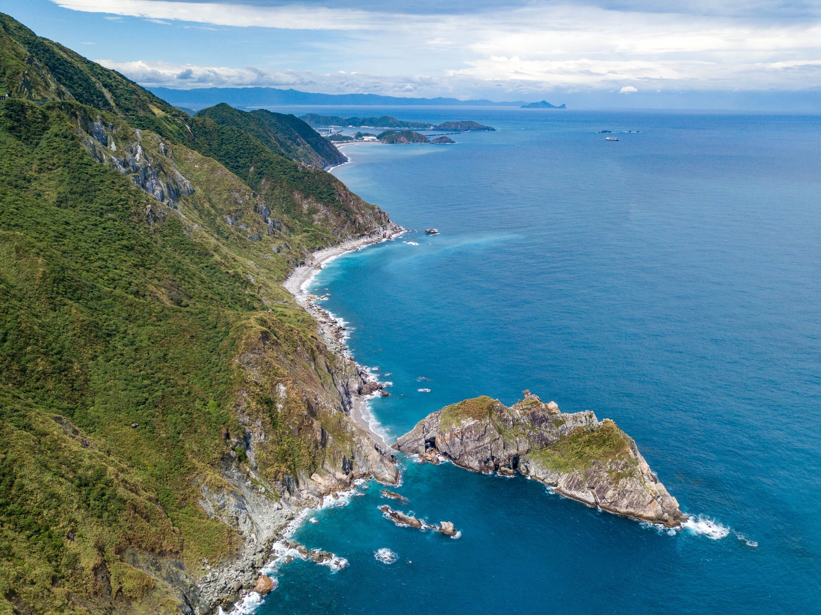俯瞰烏岩角海蝕洞的壯麗海岸線｜2020/08 宜蘭四日