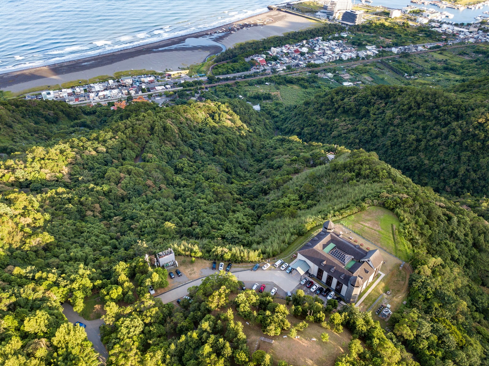 俯瞰火燒寮山與海岸線的空拍視角｜2020/08 宜蘭四日