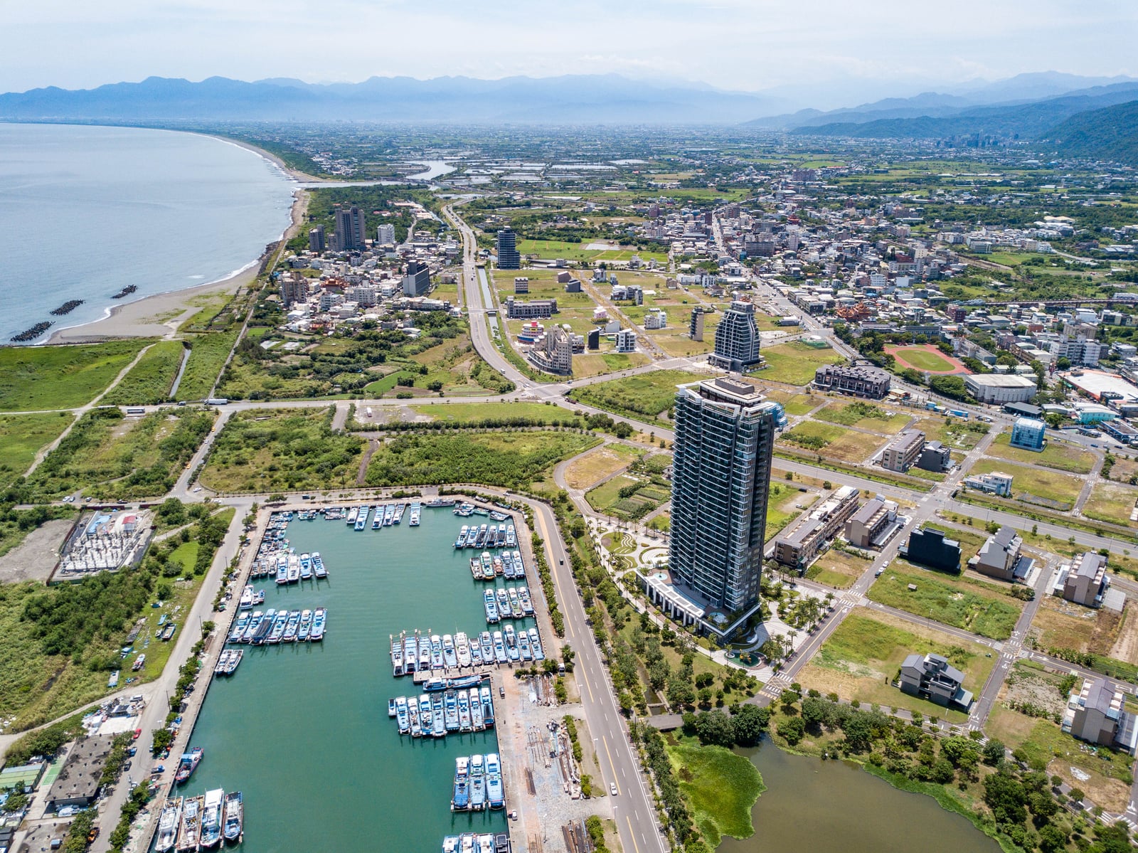 俯瞰烏石港與頭城海岸線的夏日風光｜2020/08 宜蘭四日
