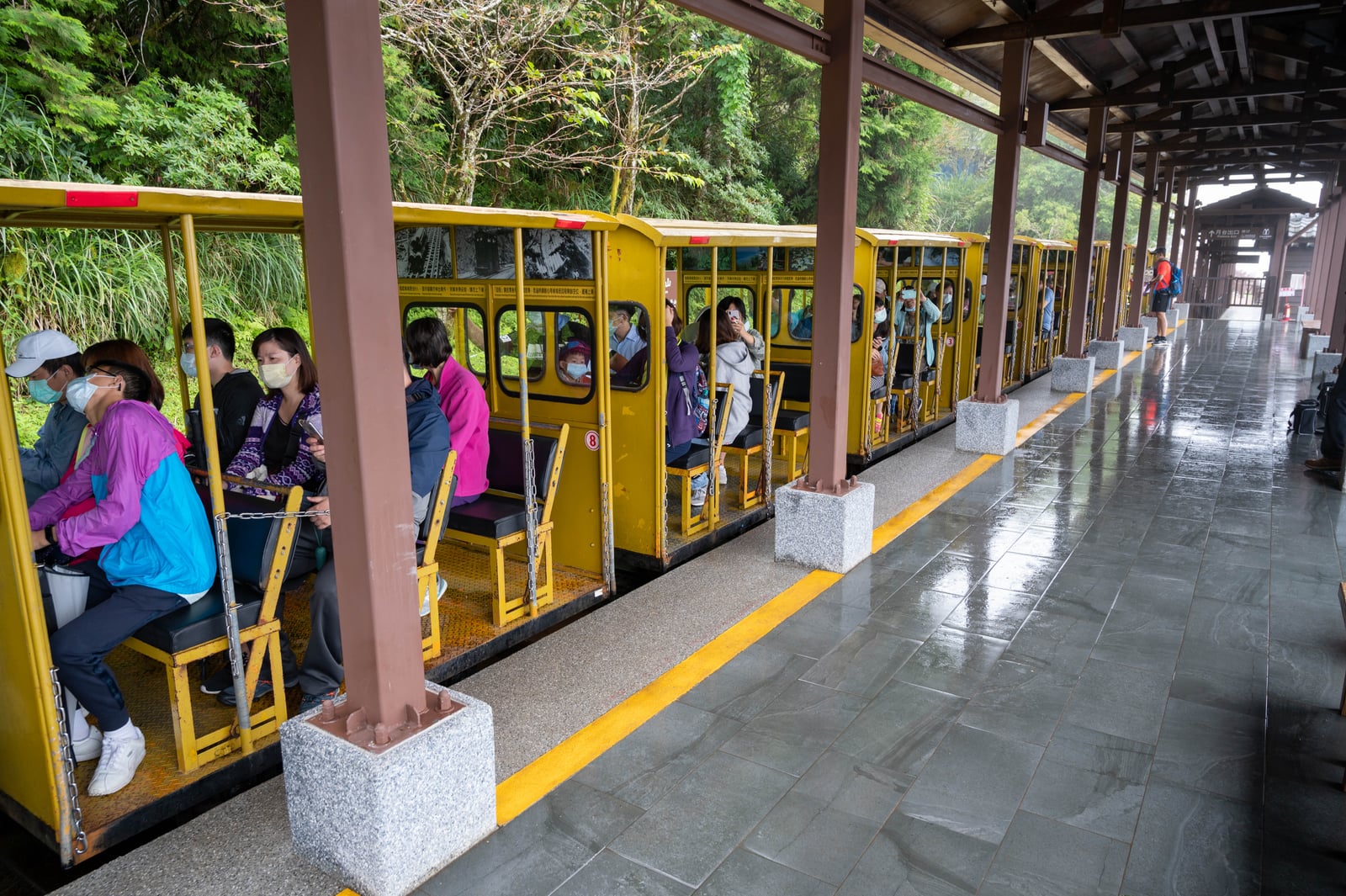 太平山站停靠的懷舊黃色蹦蹦車｜2020/08 宜蘭四日