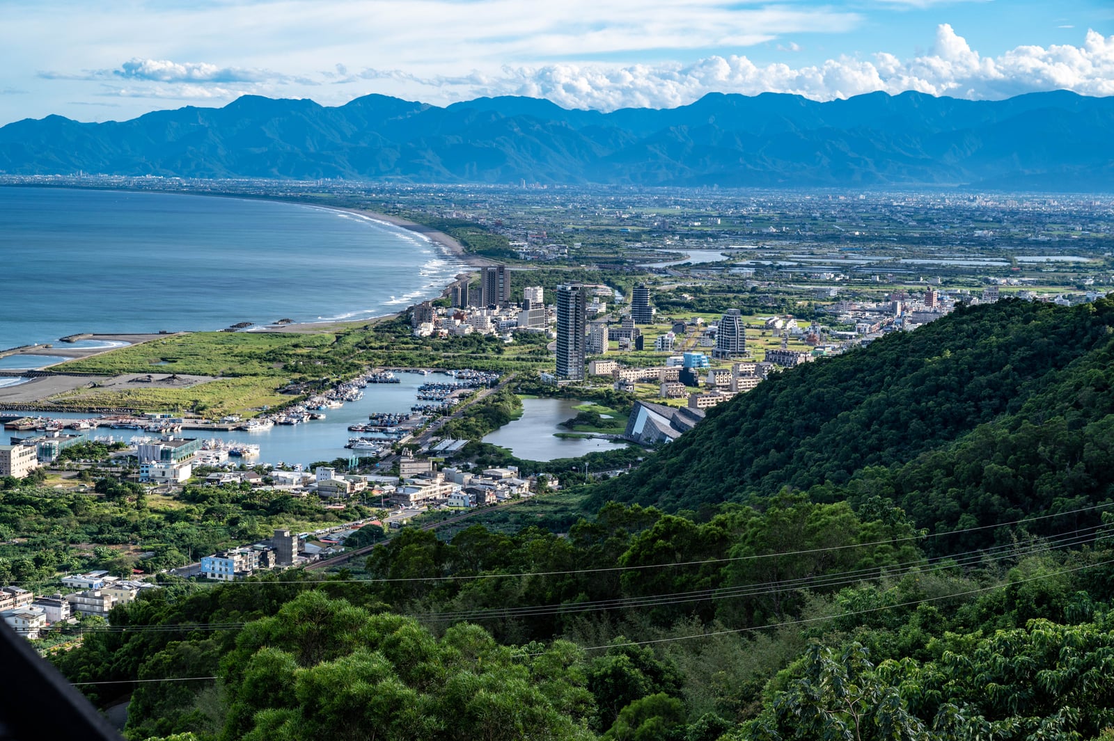 伯朗咖啡館俯瞰頭城海岸線｜2020/08 宜蘭四日