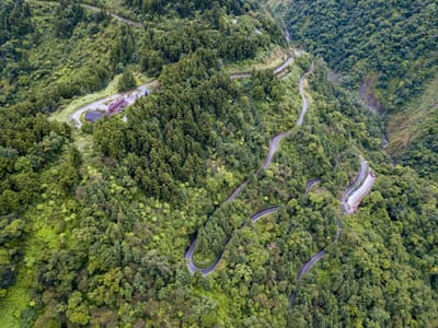 鳩之澤山區的蜿蜒公路空拍