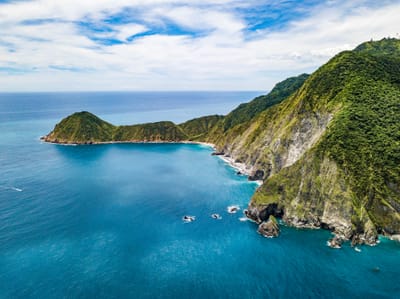 蘇澳鎮海岸線的碧海藍天與險峻山壁