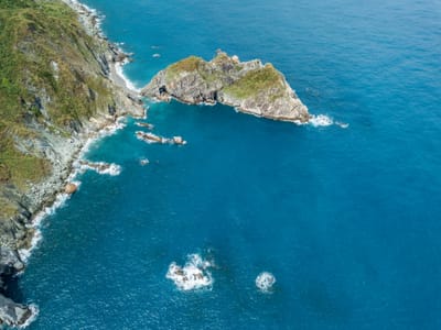 蘇花公路旁的湛藍海灣與礁岩