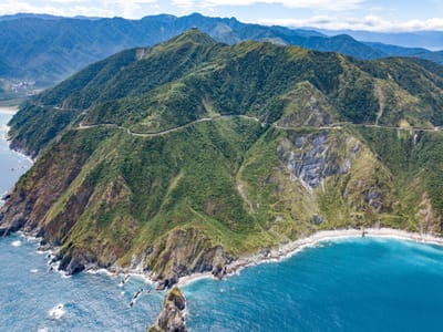 俯瞰蘇花公路蜿蜒於山海之間