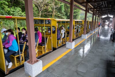 太平山站停靠的懷舊黃色蹦蹦車｜2020/08 宜蘭四日