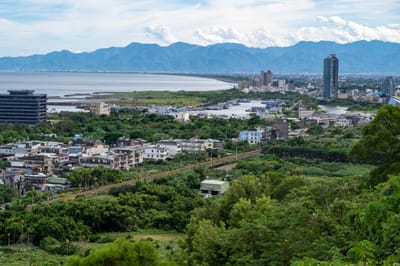 俯瞰頭城海岸線與烏石港景致