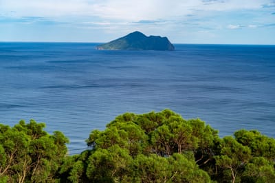 外澳海灘遠眺龜山島的湛藍海景