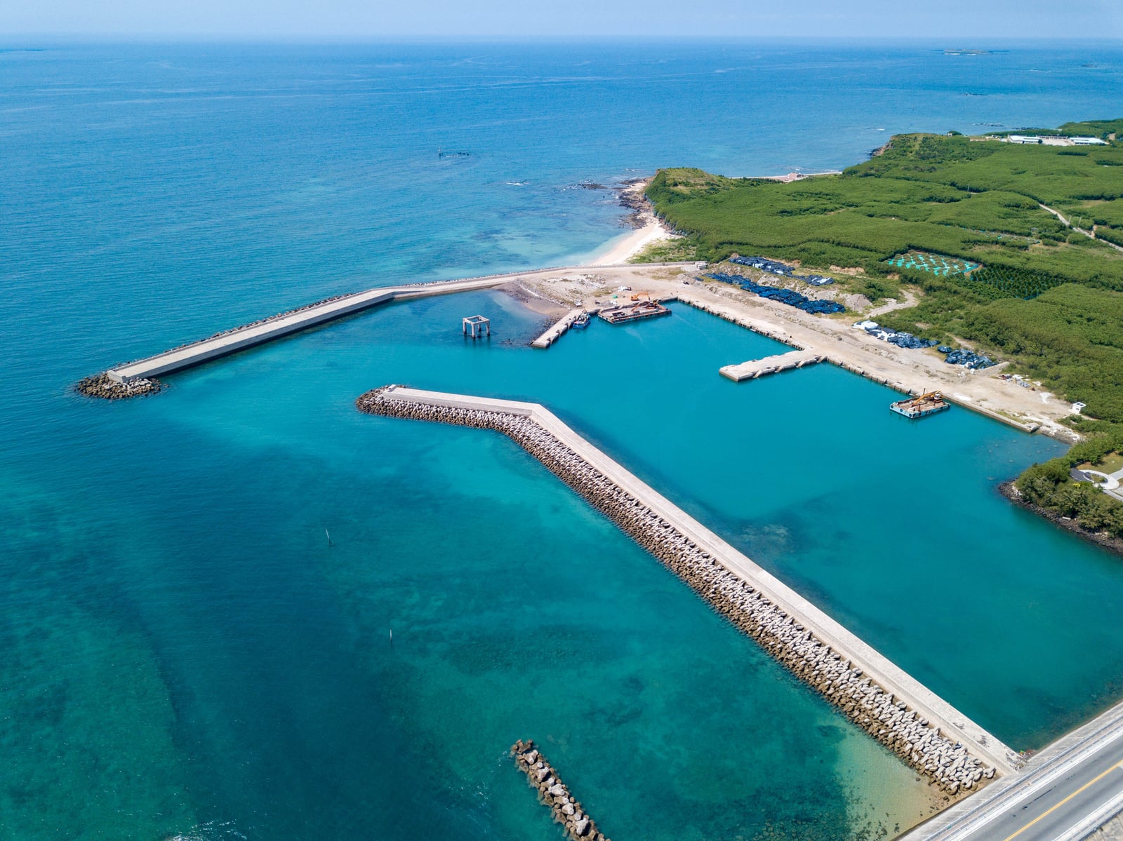 空拍視角下的湛藍港灣與防波堤｜2020/09 澎湖四日