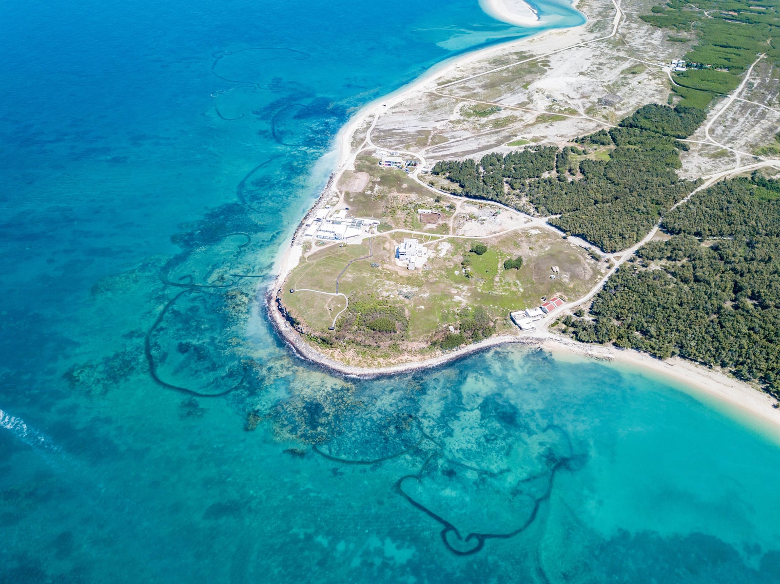 西崁山空拍視角下的湛藍石滬群｜2020/09 澎湖四日