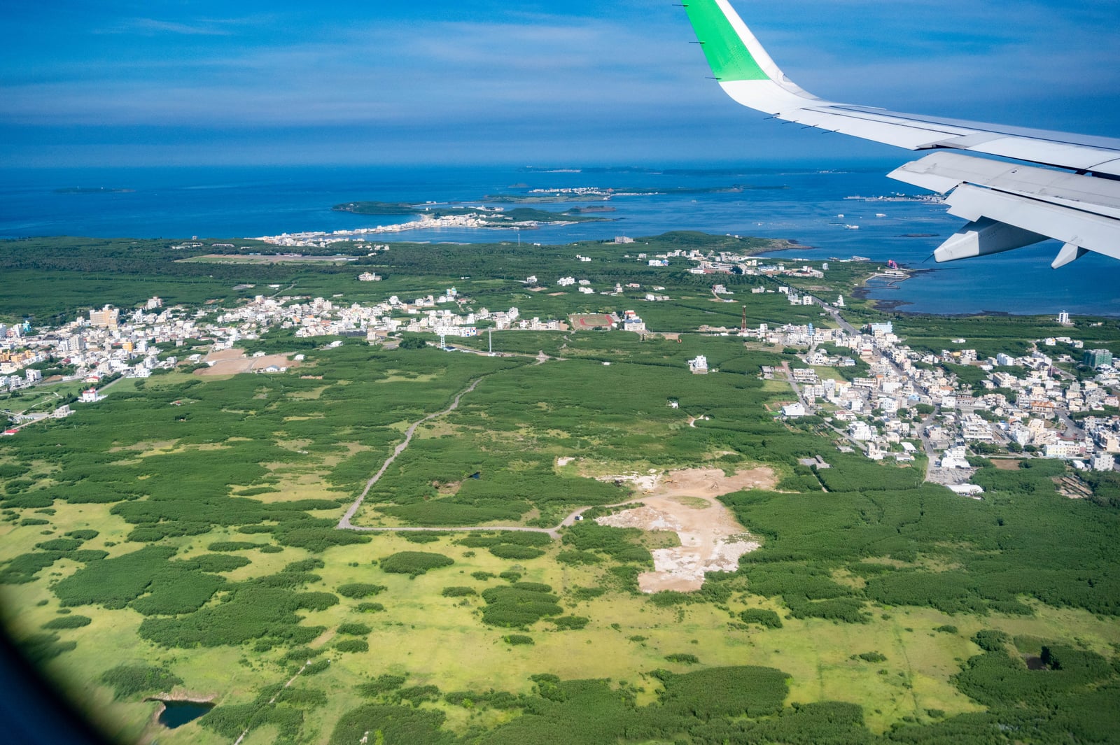 飛機降落前俯瞰綠意盎然的島嶼海岸｜2020/09 澎湖四日