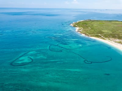 俯瞰吉貝嶼湛藍海域中的雙心石滬