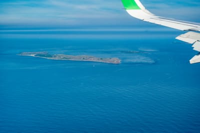 高空俯瞰湛藍海面與孤懸島嶼｜2020/09 澎湖四日