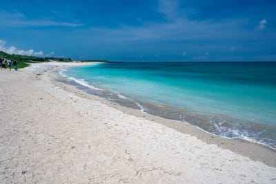 白沙鄉海岸線的湛藍漸層海景