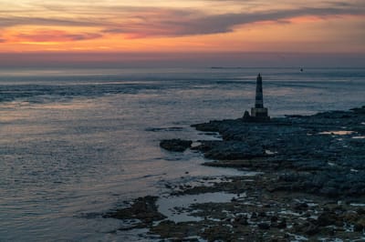 跨海大橋舊四角橋墩的靜謐夕陽