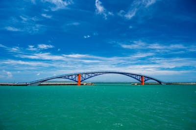 湛藍海面上的跨海大橋弧線