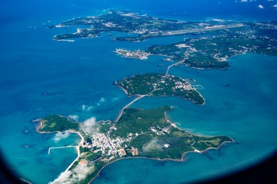 高空俯瞰蔚藍海域與群島地景
