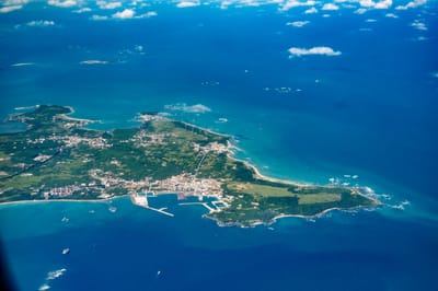 高空俯瞰蔚藍海域中的島嶼地貌