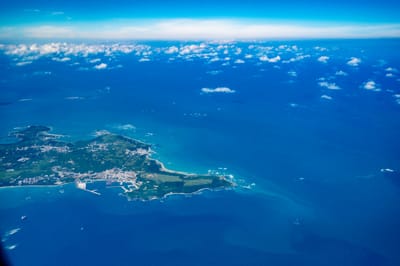 高空俯瞰蔚藍海域中的島嶼輪廓