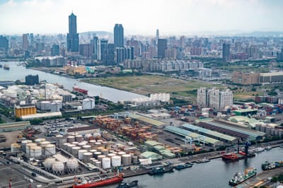 俯瞰高雄港區與城市天際線