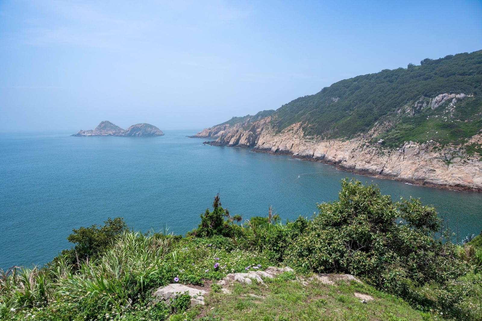 大埔聚落海岸的湛藍海景與遠方島嶼｜2021/05 馬祖八日