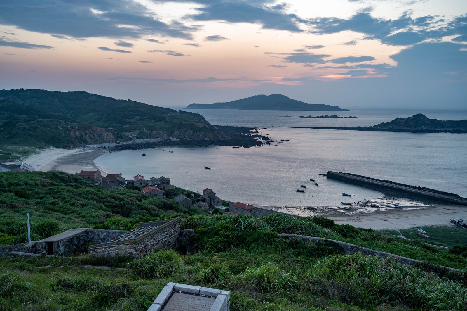 東莒島燈塔俯瞰福正聚落的黃昏海灣｜2021/05 馬祖八日