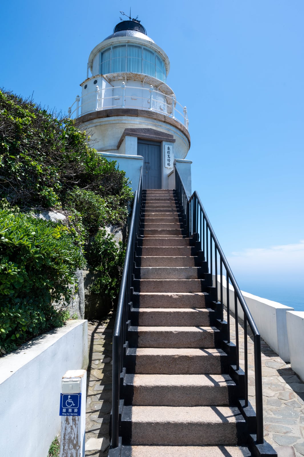 東引島燈塔的純白階梯與蔚藍晴空｜2021/05 馬祖八日