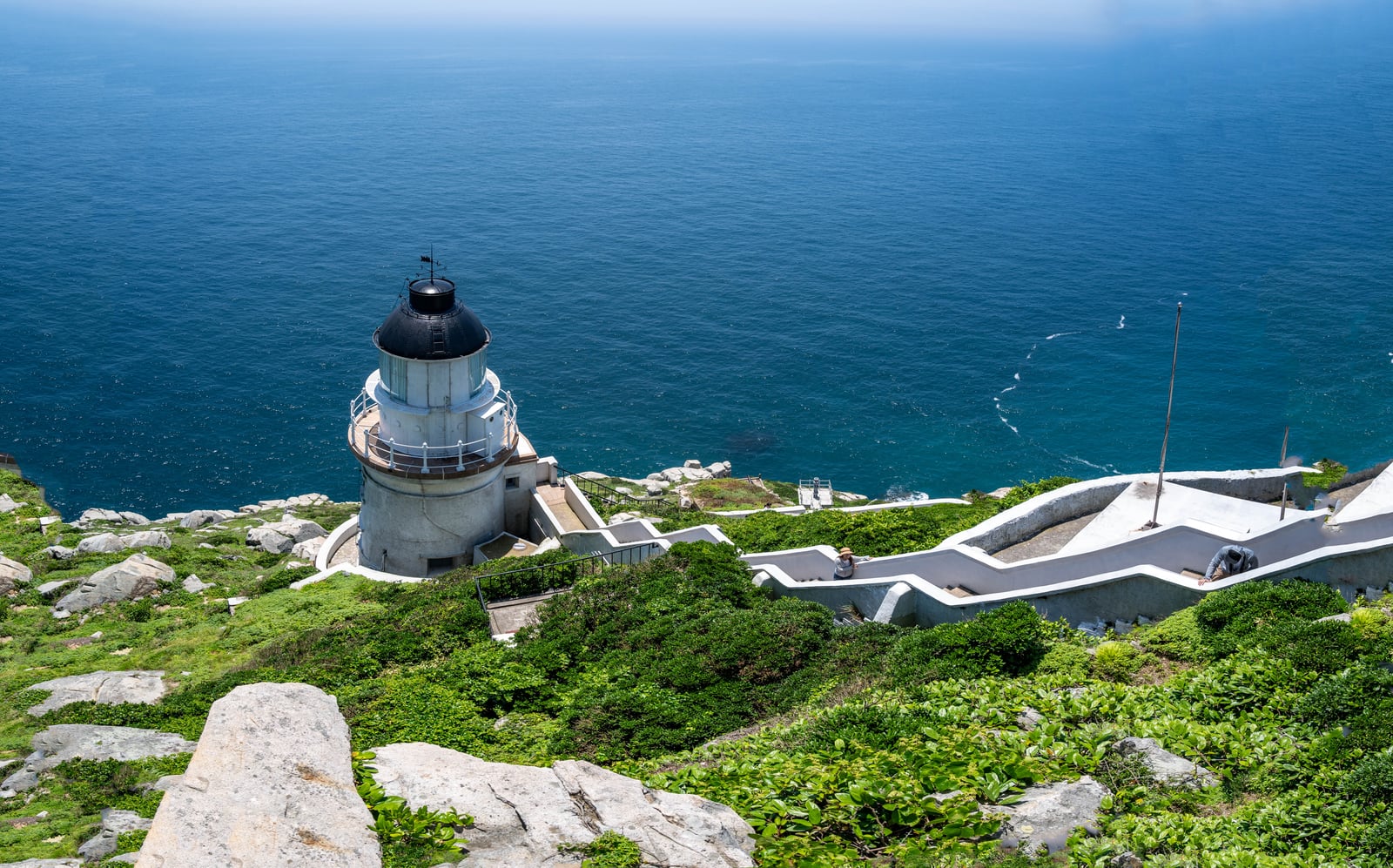 東引島燈塔的純白身影與蔚藍海景｜2021/05 馬祖八日