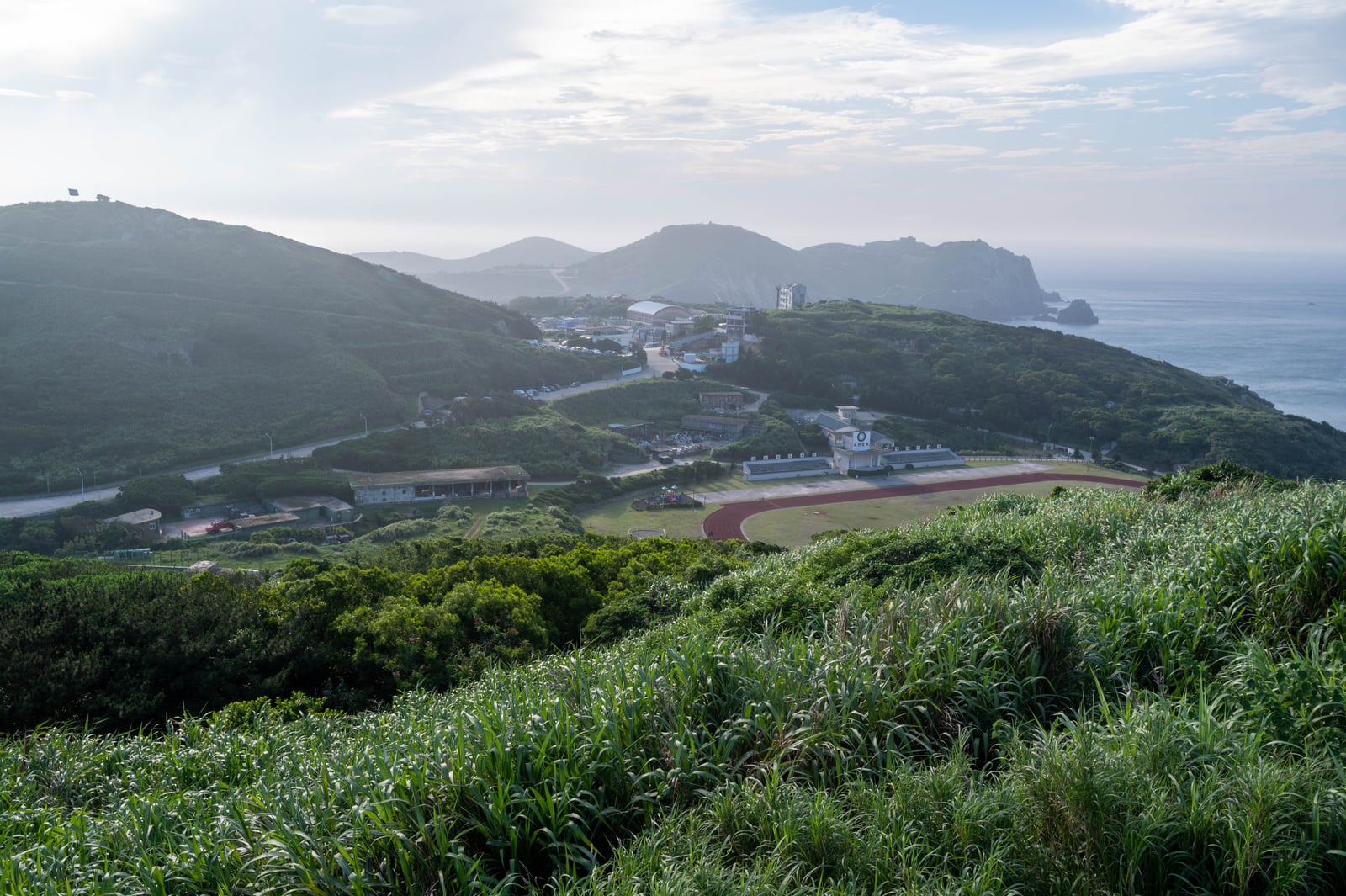 東引島上的山海景致與操場一隅｜2021/05 馬祖八日