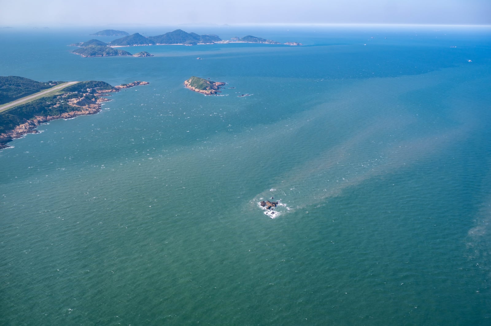 俯瞰南竿機場與周邊島嶼海景｜2021/05 馬祖八日