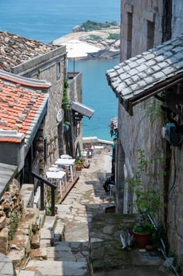 芹壁聚落的石屋巷弄與蔚藍海景