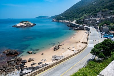 芹壁聚落前的湛藍海岸與龜島風光｜2021/05 馬祖八日