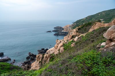 北竿戰爭和平紀念公園的海岸岩壁風光