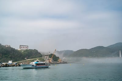 南竿福澳港口的晨霧與客輪