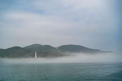 晨霧籠罩的南竿海岸線