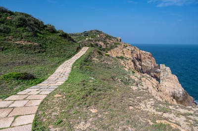 神祕小海灣的沿岸步道景致
