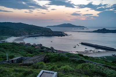 東莒島燈塔俯瞰福正聚落的黃昏海灣