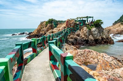 通往鐵堡的迷彩步道與海景