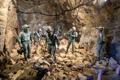 北海坑道內重現開鑿艱辛的軍人雕像