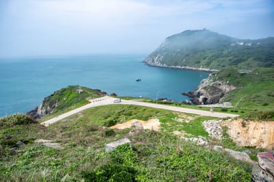 海現龍闕的壯闊海灣與蜿蜒公路