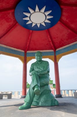 中柱感恩亭的蔣經國銅像