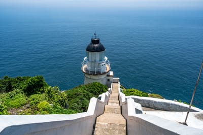 東引島燈塔的純白階梯與蔚藍海景