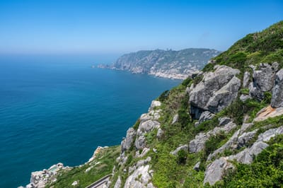 東引島燈塔旁的壯闊海崖景觀