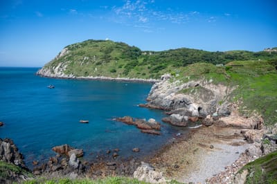 東引海現龍闕的蔚藍海岸風光